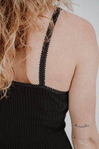 Robe maxi Ronny Kobo Pascale noire avec bustier dentelle, encolure V et tricot côtelé extensible bodycon détail bretelle